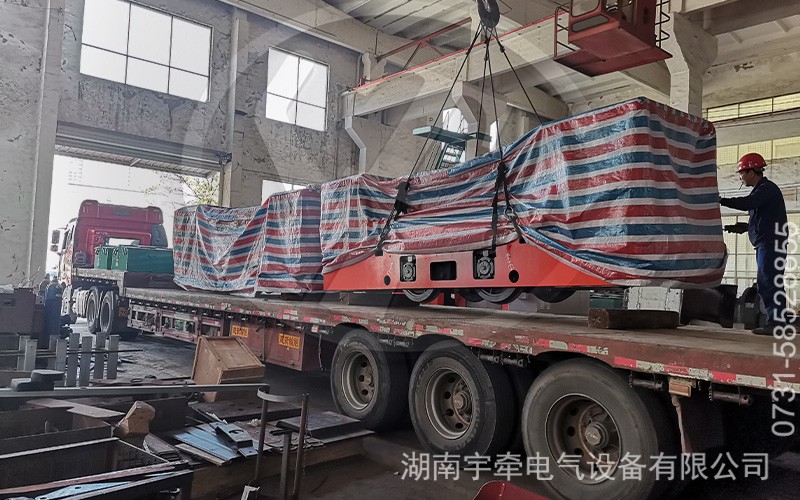 客戶定制的8噸蓄電池礦用電機(jī)車(chē)裝車(chē)發(fā)貨